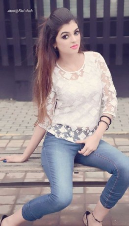 girl-available-in-gulberg-hotel-lahore-03351647179-big-0